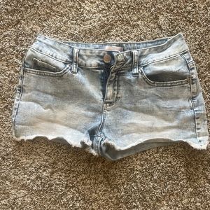 No boundaries. Juniors shorts size 9.